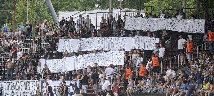 Fanoušci na derby Hradec - Pardubice si rýpli do vedení FAČR a připomněli svlékající se fanynku Sparty