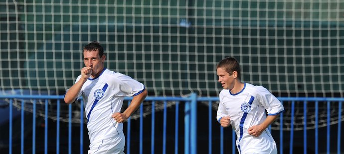 Michal Zachariáš (vlevo) a Tomáš Cigánek se radují z gólu proti Čáslavi