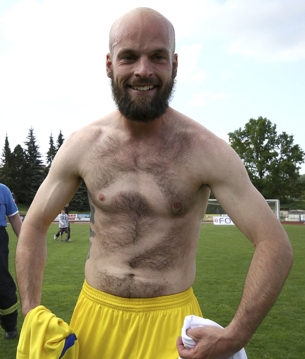 Matěj Kotiš s vyholenou dvojkou na těle představující umístění v druhé lize.