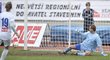 Brankář Ústí Novák jen sleduje míč, který z penalty poslal do branky Jan Flachbart