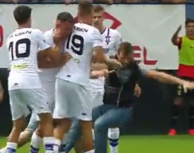 Jan Silný z Líšně byl po potyčce s fanouškem vyloučen Jan Silný z Líšně byl po potyčce s fanouškem vyloučen