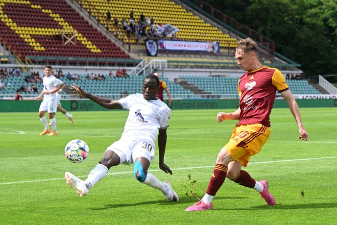 Vyškovský Ousmane Condé a Štěpán Šebrle z Dukly Praha v baráži Vyškovský Ousmane Condé a Štěpán Šebrle z Dukly Praha v baráži