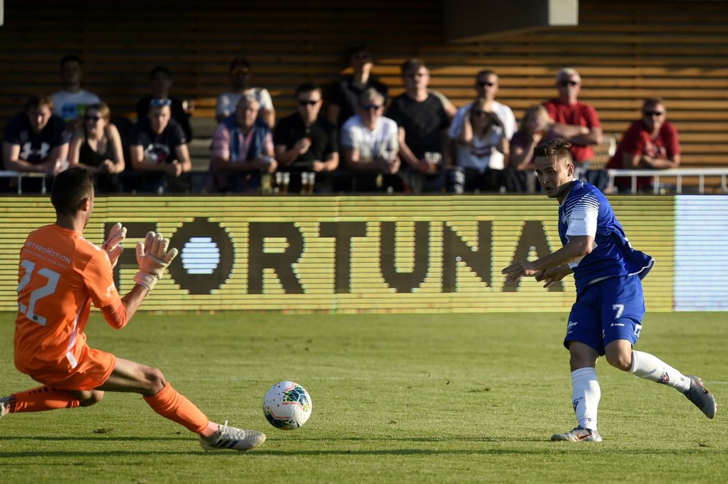 Chrudimský brankář Simon Zíma a pardubický Lukáš Pfeifer během souboje 28. kola druhé ligy