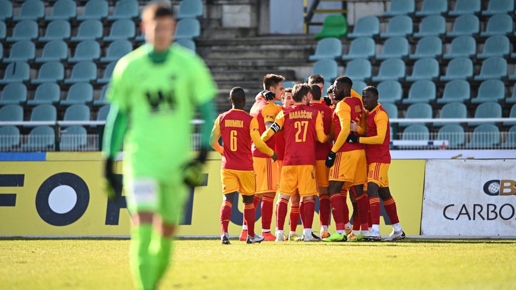 Fotbalisté pražské Dukly rozstříleli v dohrávce 13. kola druhé ligy Ústí nad Labem 5:0