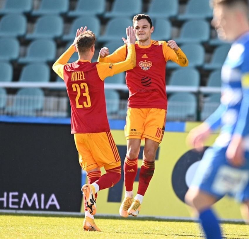 Fotbalisté pražské Dukly rozstříleli v dohrávce 13. kola druhé ligy Ústí nad Labem 5:0