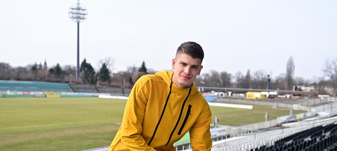 Hradecký Jan Mejdr je profi fotbalista a zároveň úspěšný youtuber