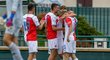 Fotbalisté Slavie B se radují z gólu v druholigovém derby proti Spartě B