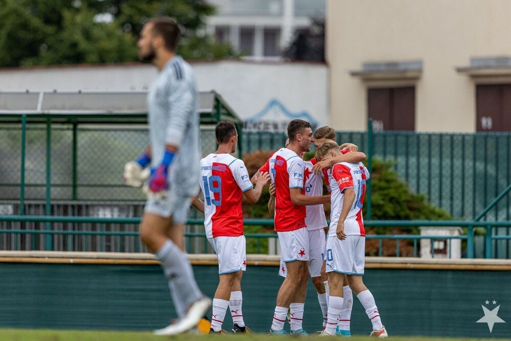 Fotbalisté Slavie B se radují z gólu v druholigovém derby proti Spartě B