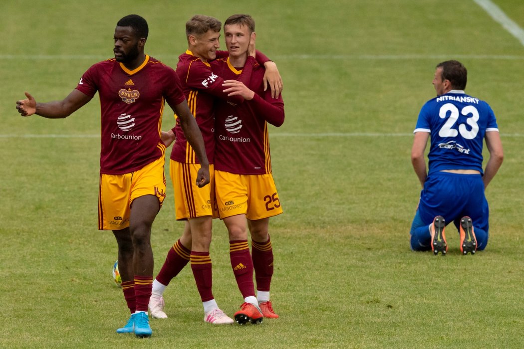 Fotbalisté Dukly se radují z druhé branky utkání proti Vyšehradu, kterou vstřelil Ondřej Ullman