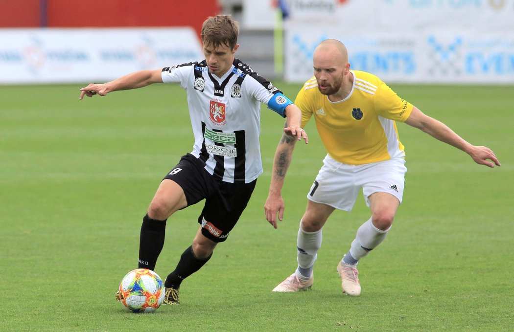 Jihlavský obránce Jan Javůrek se snaží dotírat na hradeckého Adama Vlkanovu