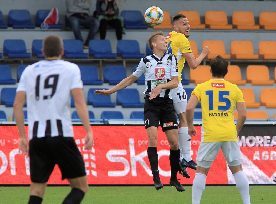 Jihlavský záložník Rajmund Mikuš se v hlavičkovém souboji s Robertem Juklem dostal výš