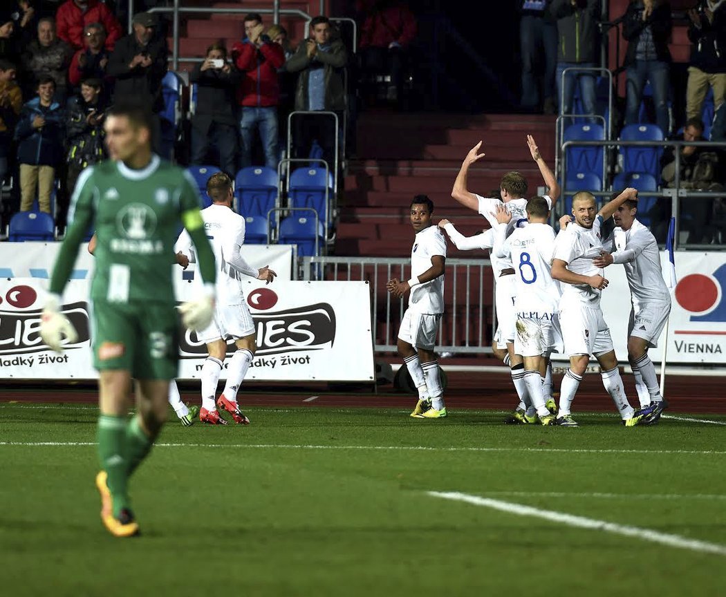 Fotbalisté Baníku slaví gól do sítě Olomouce