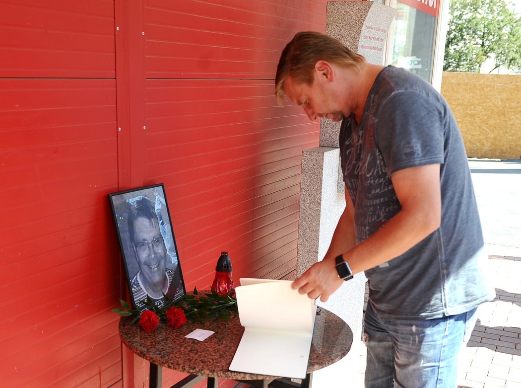 Pietní místo nedávno zemřelého žižkovského tiskového mluvčího Jiřího Fryce (†62) navštívil na stadionu i bývalý kanonýr Horst Siegl