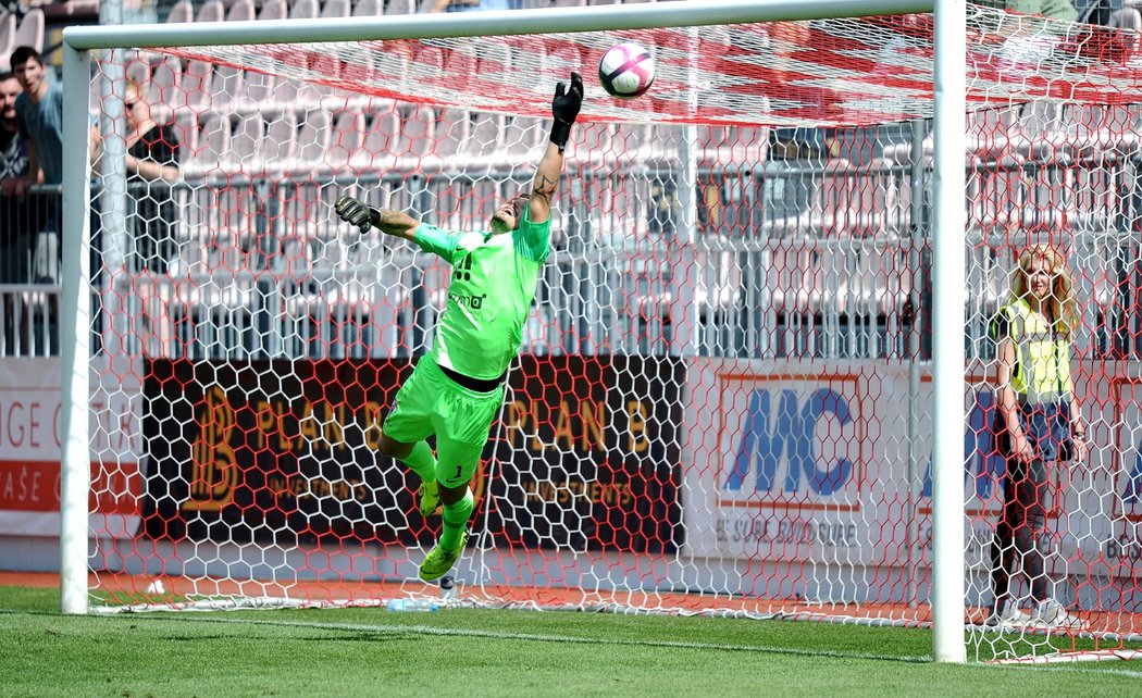 Vítkovický brankář Josef Květoň se marně natahoval po střele Davida Březiny, který pojistil výhru Žižkova gólem na 2:0