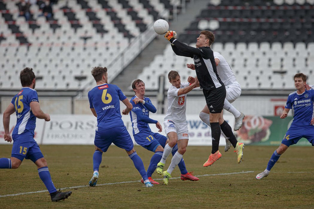 Hradečtí fotbalisté zvyšují náskok v čele druhé ligy