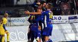 Jihlavští fotbalisté se radují z jedné z branek při vítězství nad Pardubicemi 3:2