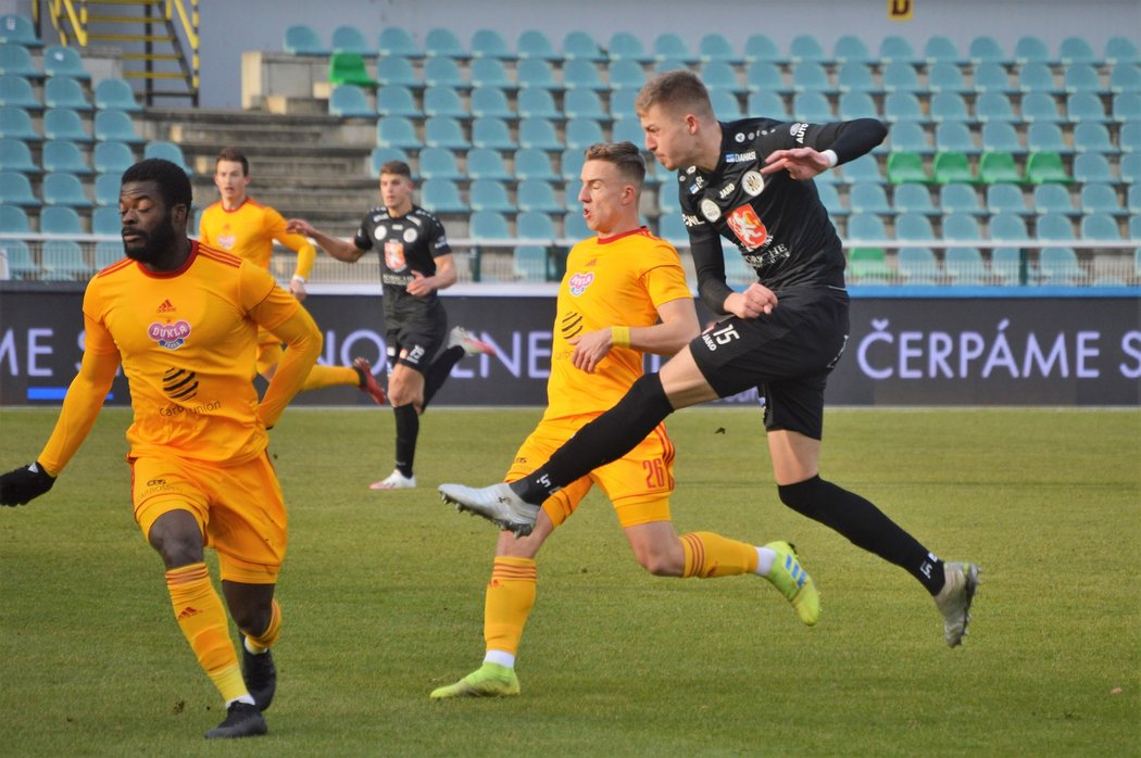 Vedoucí Hradec remizoval na hřišti Dukly 1:1