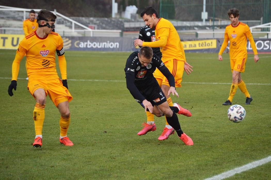 Vedoucí Hradec remizoval na hřišti Dukly 1:1