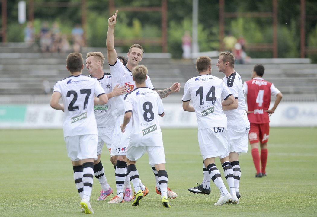 Fotbalisté Hradce Králové oslavují gól do pardubické sítě