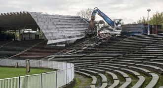 Tak konečně! Hradec začal s demolicí stadionu kvůli aréně za půl miliardy