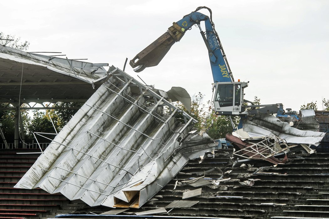 V Hradci Králové se začal demolovat stadion, tradiční &#34;lízátka&#34; čeká výrazná rekonstrukce