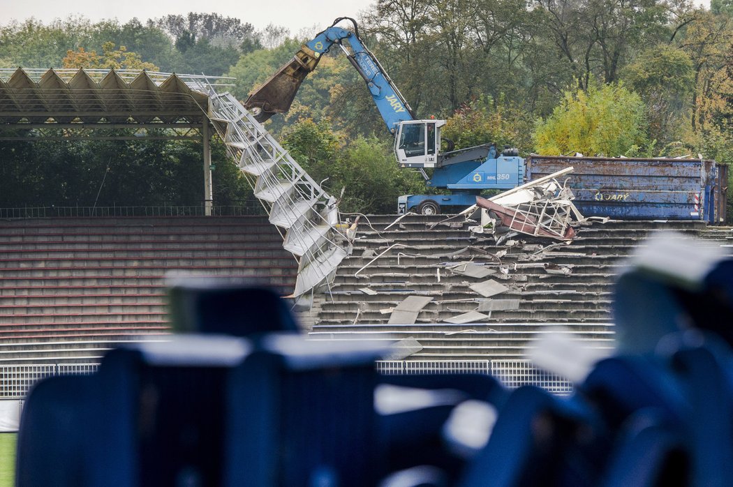 V Hradci Králové se začal demolovat stadion, tradiční &#34;lízátka&#34; čeká výrazná rekonstrukce