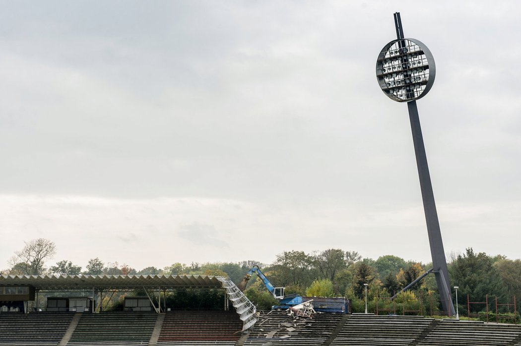 V Hradci Králové se začal demolovat stadion, tradiční &#34;lízátka&#34; čeká výrazná rekonstrukce
