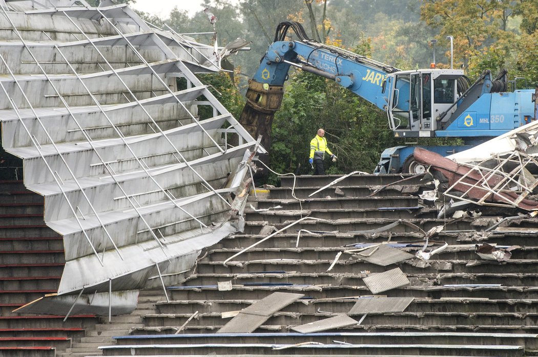 V Hradci Králové se začal demolovat stadion, tradiční &#34;lízátka&#34; čeká výrazná rekonstrukce