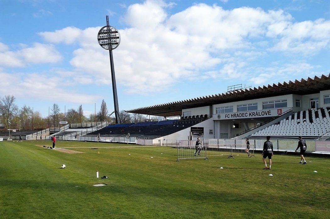 Fotbalisté Hradce Králové už za přísně dodržovaných podmínek trénují na hřišti...