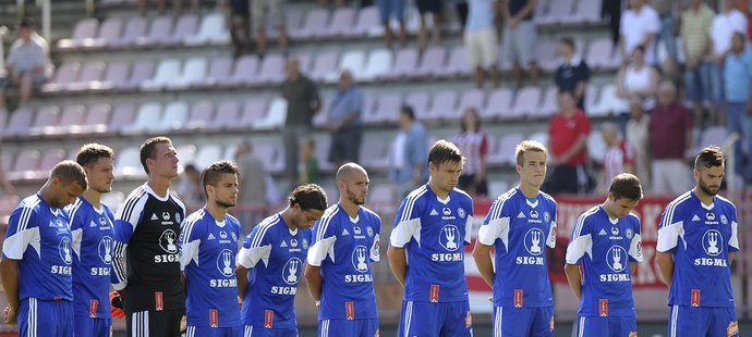 Fotbalisté Olomouce na Žižkově při minutě ticha za teplického bosse Hrdličku