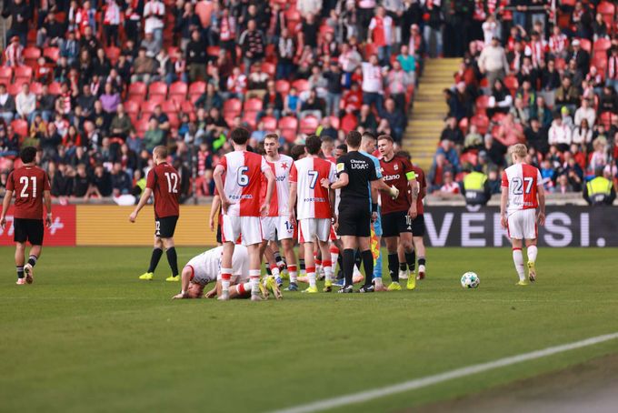 Derby „S“ ve druhé lize bez vítěze. Béčko Slavie srovnalo v závěru, červená pro Spartu Derby „S“ ve druhé lize bez vítěze. Béčko Slavie srovnalo v závěru, červená pro Spartu