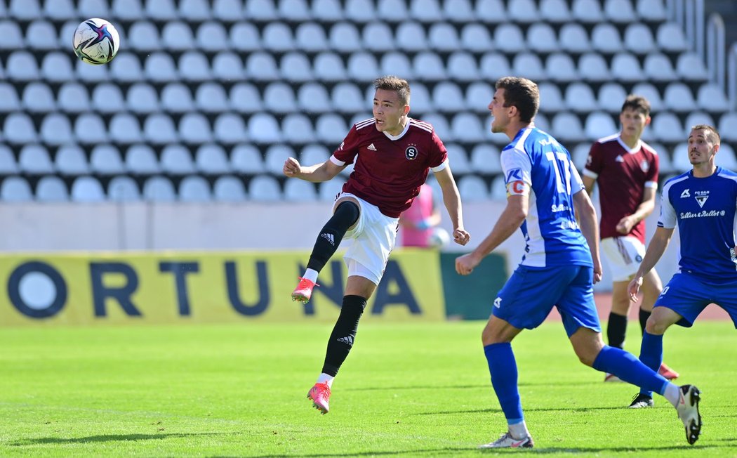 Matyáš Kozák v dresu rezervy Sparty hlavičkuje v duelu proti Vlašimi, která je neoficiální farmou Slavie. Sleduje ho Petr Breda.