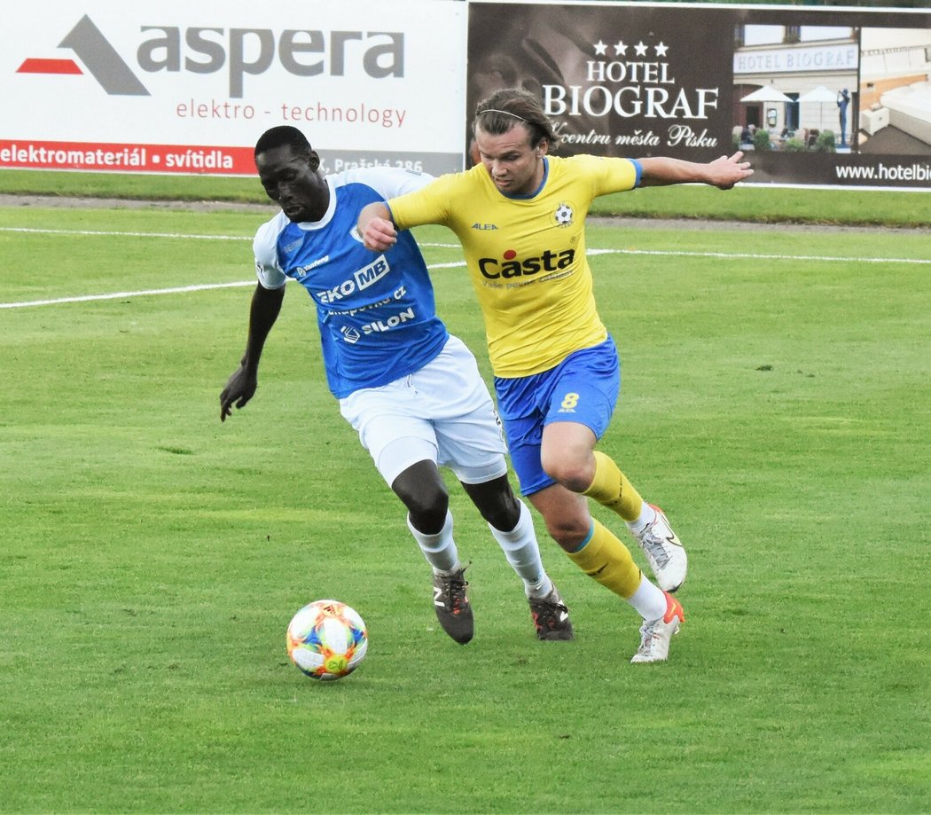 Senegalský fotbalista Babacar Sy v dresu Táborska