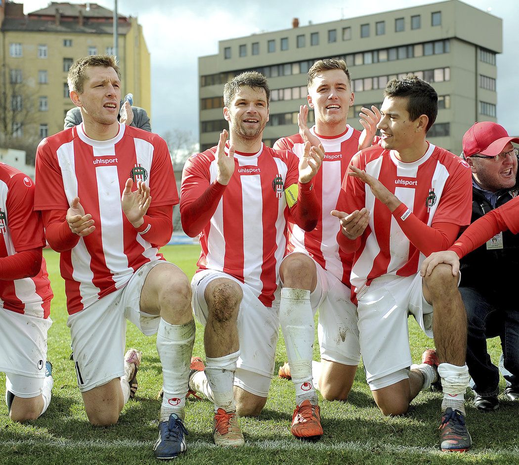 Tomáš Petrášek (druhý hráč zprava) v dresu Viktorie Žižkov