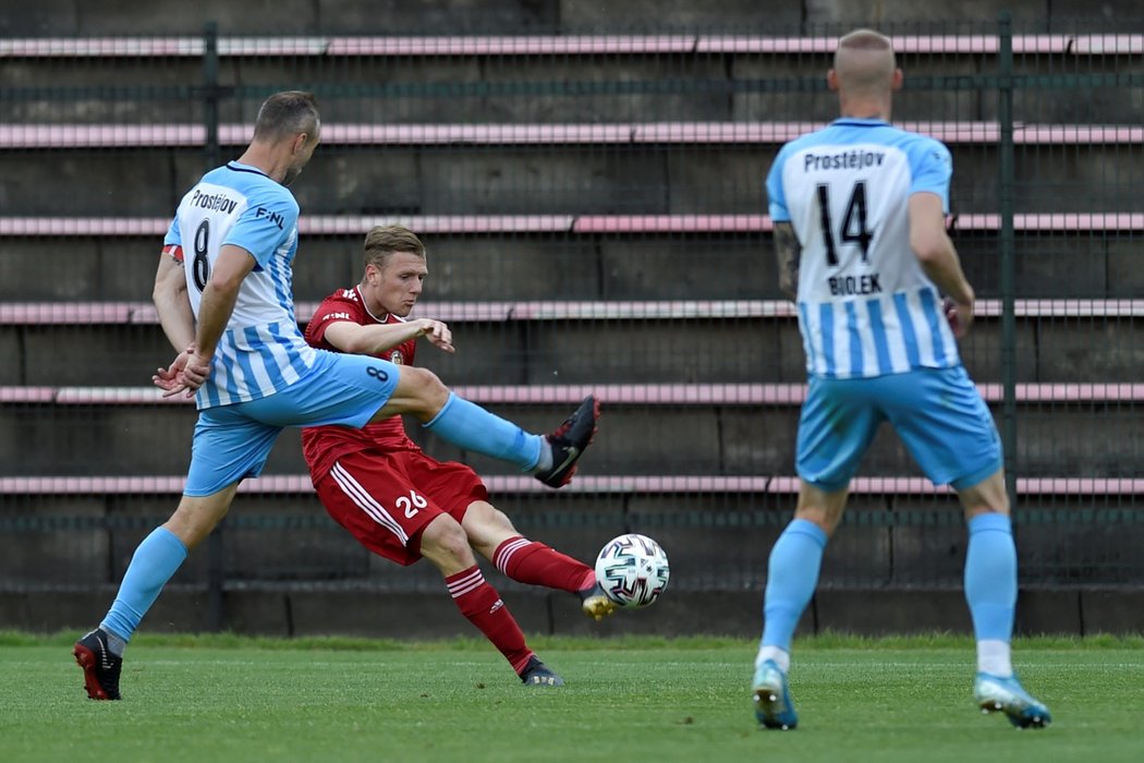 V rodině nejmenovaného fotbalisty druholigového Třince byl pozitivní test na koronavirus