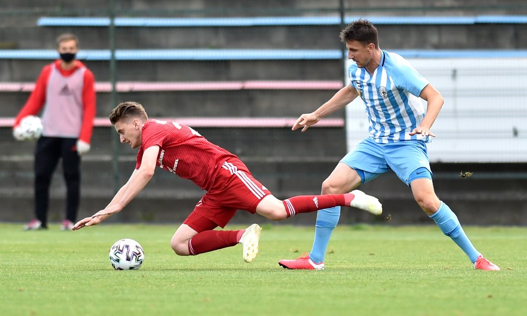 V rodině nejmenovaného fotbalisty druholigového Třince byl pozitivní test na koronavirus