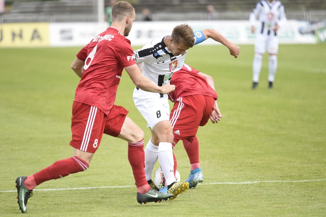 V rodině nejmenovaného fotbalisty druholigového Třince byl pozitivní test na koronavirus