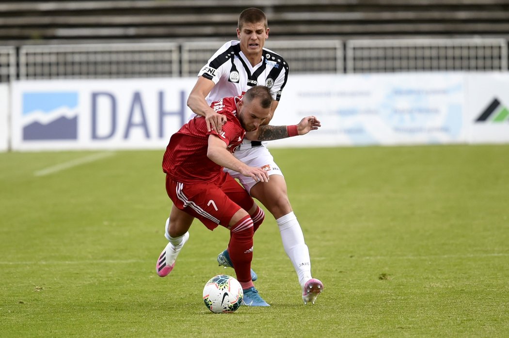 V rodině nejmenovaného fotbalisty druholigového Třince byl pozitivní test na koronavirus