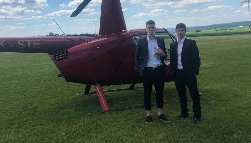 Brněnští Antonín Růsek a Ondřej Pachlopník cestovali z maturity na zápas vrtulníkem