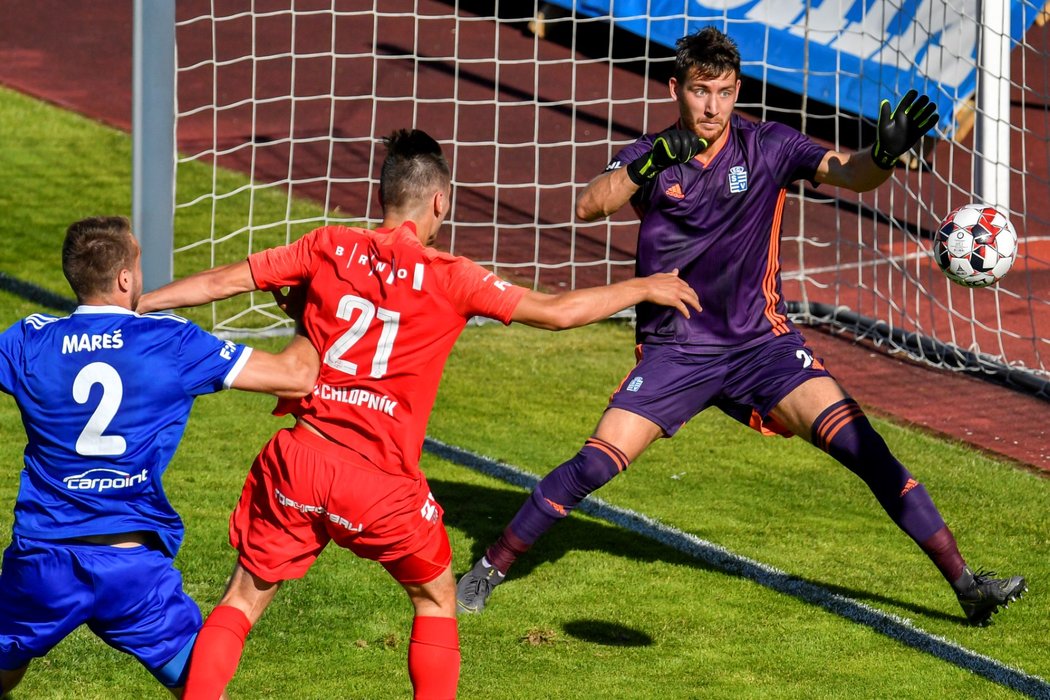 Ondřej Pachlopník (uprostřed) dává úvodní gól Zbrojovky v zápase s Vyšehradem