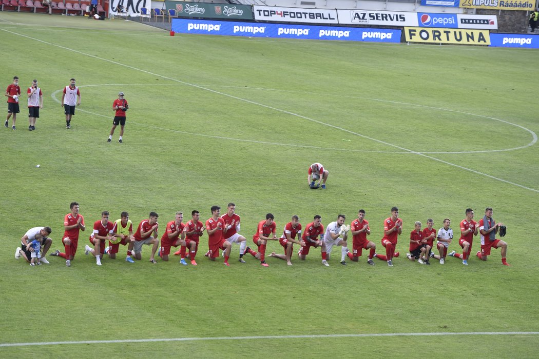 Fotbalisté Brna a jejich děkovačka po výhře nad Viktorií Žižkov