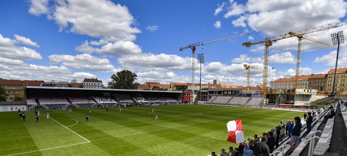 Tribuny stadionu na Žižkově zůstaly z velké části prázdné