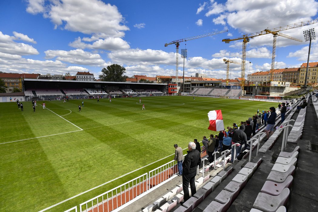 Tribuny stadionu na Žižkově zůstaly z velké části prázdné