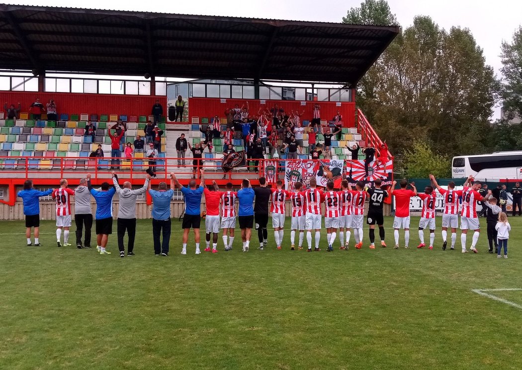 Fotbalisté Žižkova oslavují s fanoušky výhru nad Vyšehradem