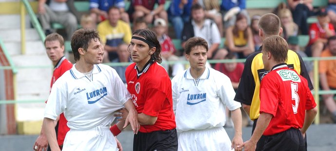Druholigová momentka ze zápasu Xaverov - Zlín v roce 2002: Matěj Krajčík (7), Martin Frýdek (5) - Jaroslav Švach (8), Roman Dobeš (7)