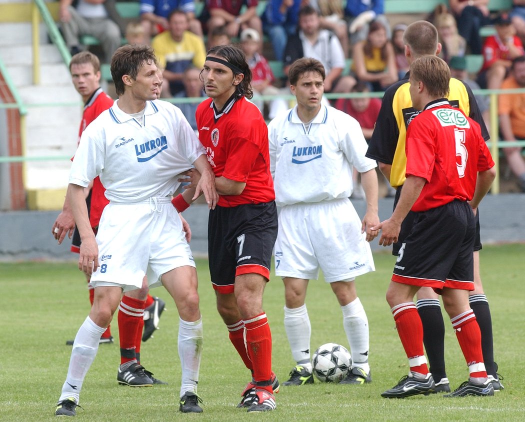 Druholigová momentka ze zápasu Xaverov - Zlín v roce 2002: Matěj Krajčík (7), Martin Frýdek (5) - Jaroslav Švach (8), Roman Dobeš (7)