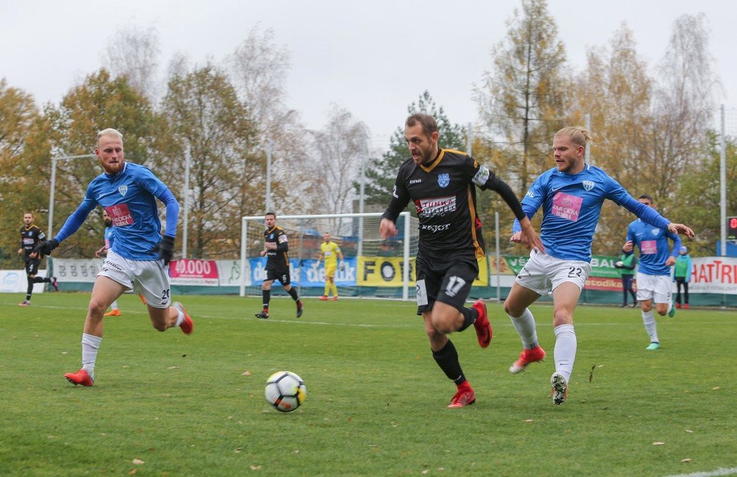 Znojemský Jakub Teplý v zápase proti Táborsku, vpravo Vojtěch Šandera a vlevo David Březina