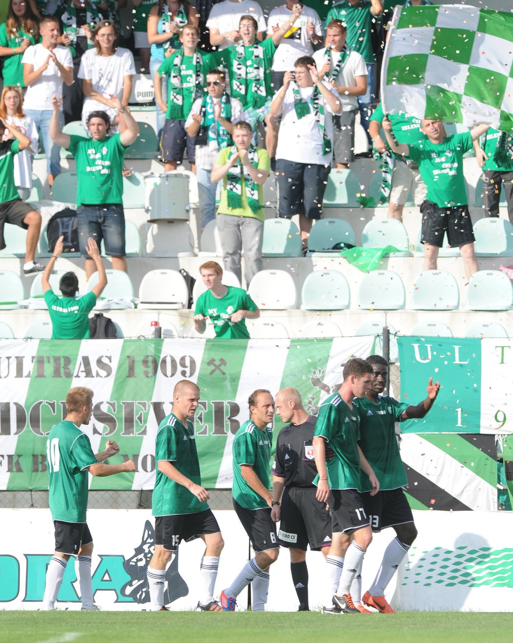 Fanoušci Mostu slaví gól Tomáše Pilaře
