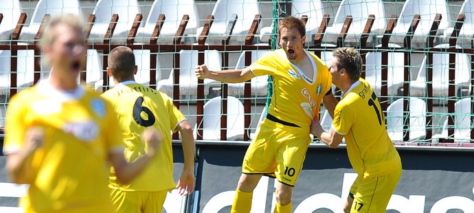 Vlašimský Marek Jungr (uprostřed) slaví gól