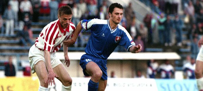 Peter Dubovský v souboji s Tomášem Řepkou během zápasu Česko - Slovensko v roce 1995